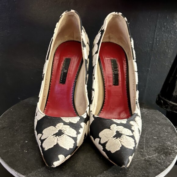 CH Carolina Herrera Monochrome Floral Print Lace Fabric Pointed Toe Pumps - Picture 5 of 9